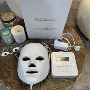 Déessé Pro White LED Phototherapy Mask -